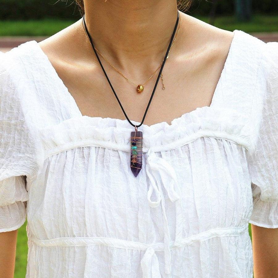 Vue rapprochée du pendentif avec cordon en cuir