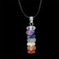 Pendentif avec pierres naturelles des 7 chakras sur fond blanc