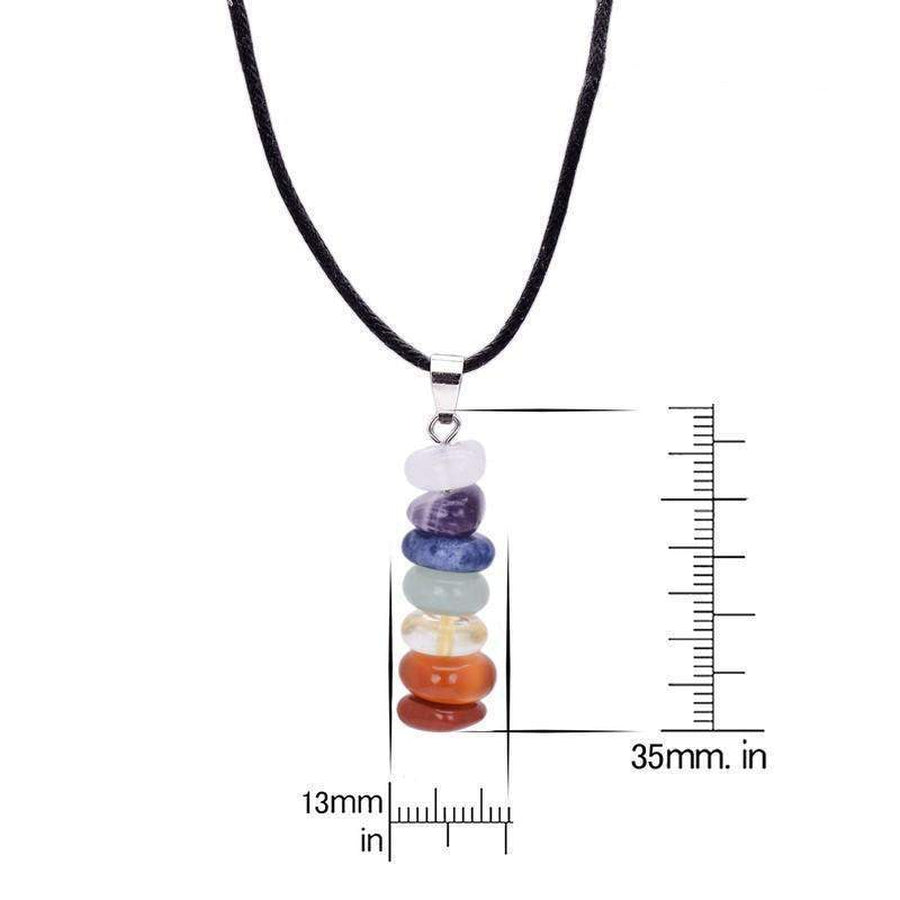 Gros plan sur les pierres colorées du pendentif chakras
