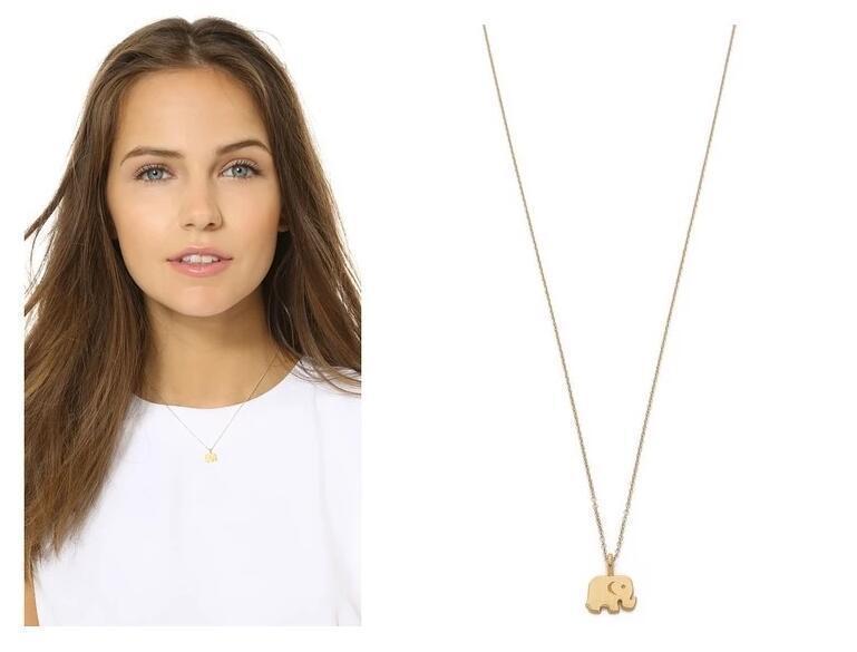 Pendentif éléphant sur fond blanc, trompe levée
