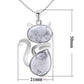 Vue rapprochée du pendentif chat et pierre verte