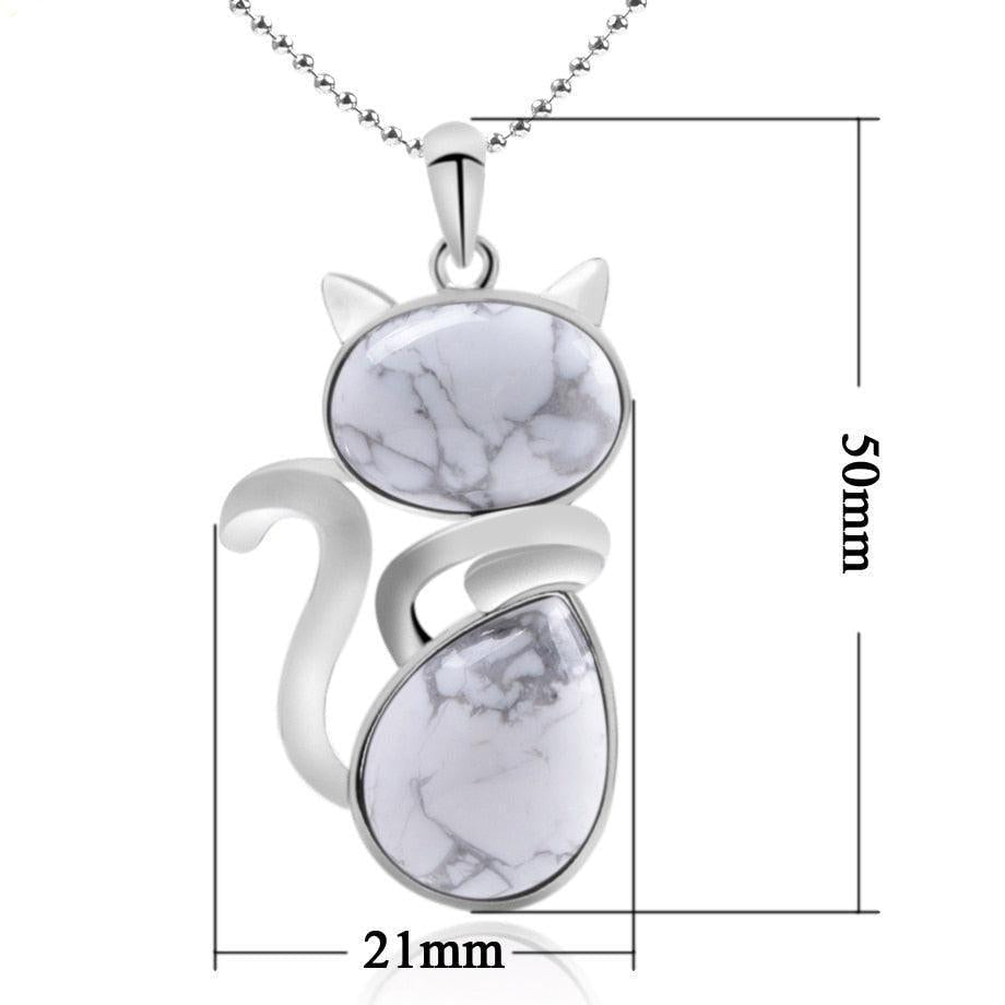 Vue rapprochée du pendentif chat et pierre verte
