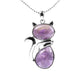 Détail du pendentif chat en acier et pierre rose