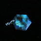 Pendentif labradorite aux reflets irisés sous la lumière