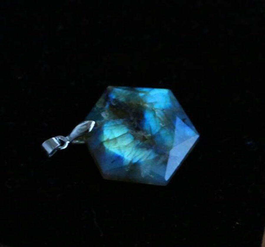 Pendentif labradorite aux reflets irisés sous la lumière