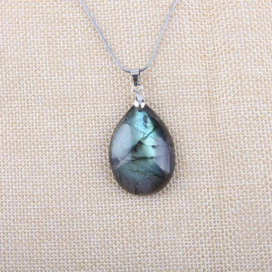 Pendentif en labradorite aux reflets bleu-vert sur fond blanc