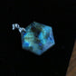 Vue rapprochée d'un pendentif en labradorite unique