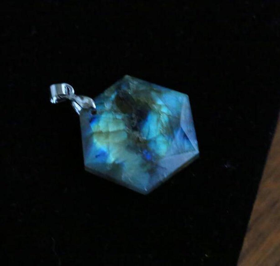 Vue rapprochée d'un pendentif en labradorite unique