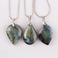Gros plan sur une labradorite avec nuances multicolores