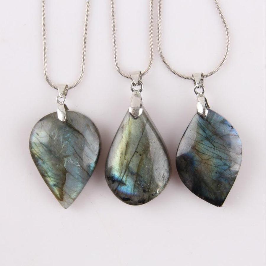 Gros plan sur une labradorite avec nuances multicolores