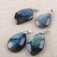 Pendentif en labradorite montrant des irisations jaunes et grises
