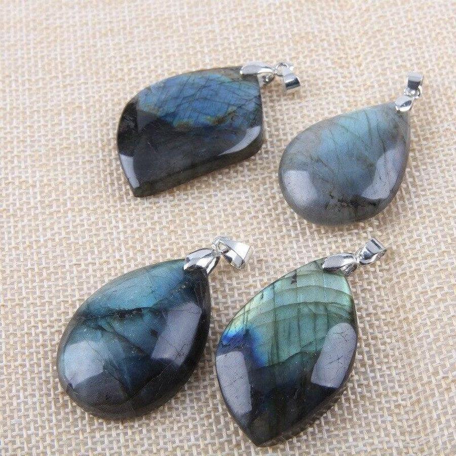 Pendentif en labradorite montrant des irisations jaunes et grises
