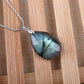 Vue d'ensemble d'un pendentif en labradorite avec chaîne argentée