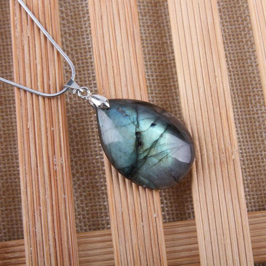 Vue d'ensemble d'un pendentif en labradorite avec chaîne argentée