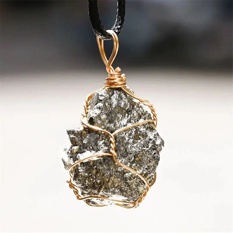 Gros plan sur la texture brillante de la pyrite