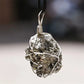 Vue latérale du pendentif en pyrite naturelle