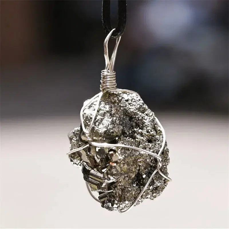 Vue latérale du pendentif en pyrite naturelle