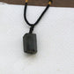 Pendentif en tourmaline noire sur fond blanc