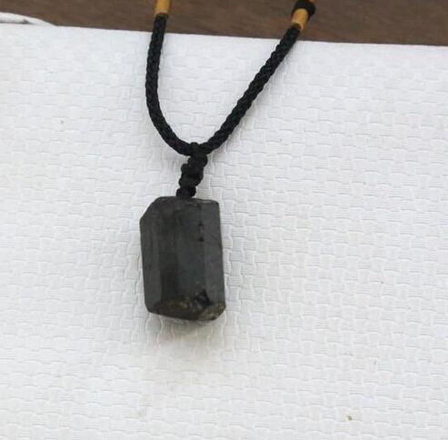 Pendentif en tourmaline noire sur fond blanc