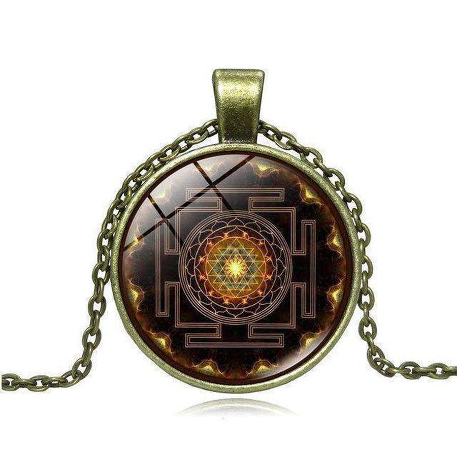 Détail du pendentif montrant les motifs géométriques complexes