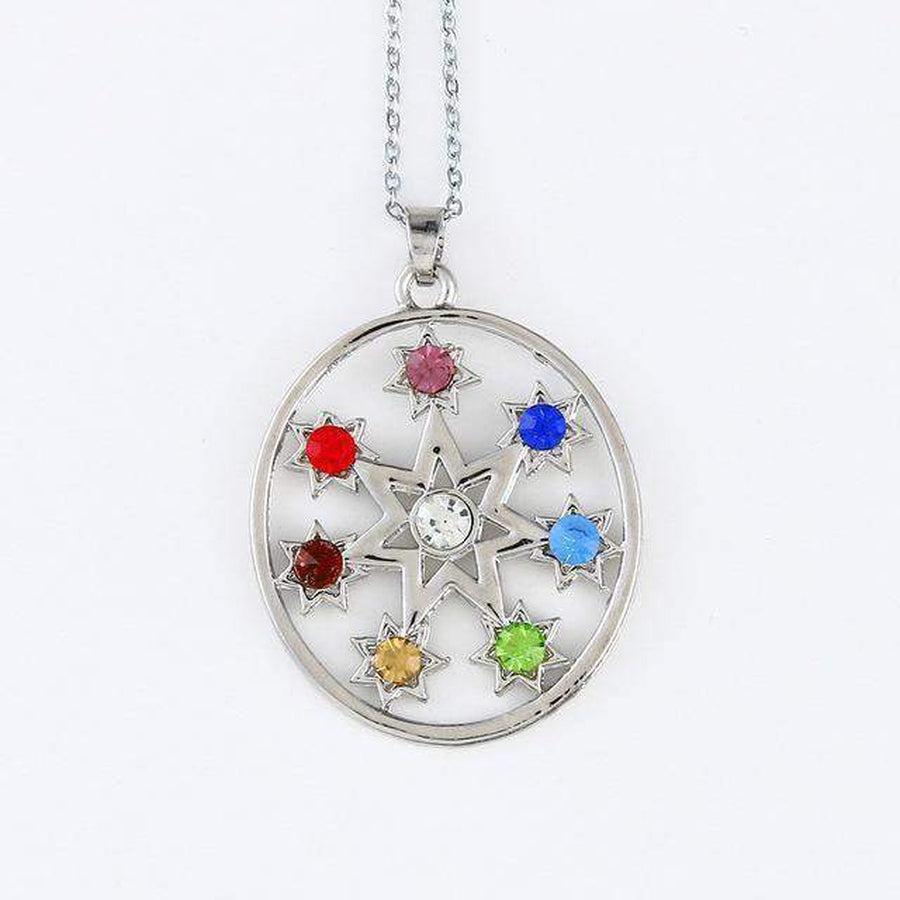 Focus sur les détails argentés du pendentif chakras
