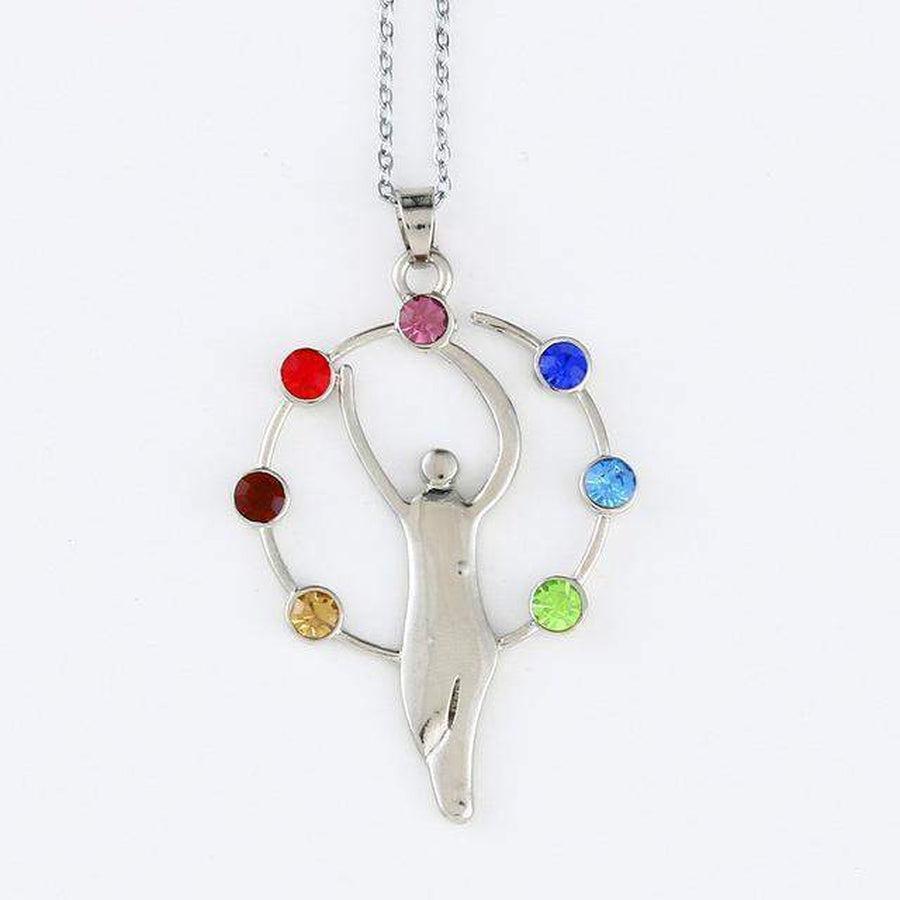 Pendentif avec contraste entre métal argenté et pierres