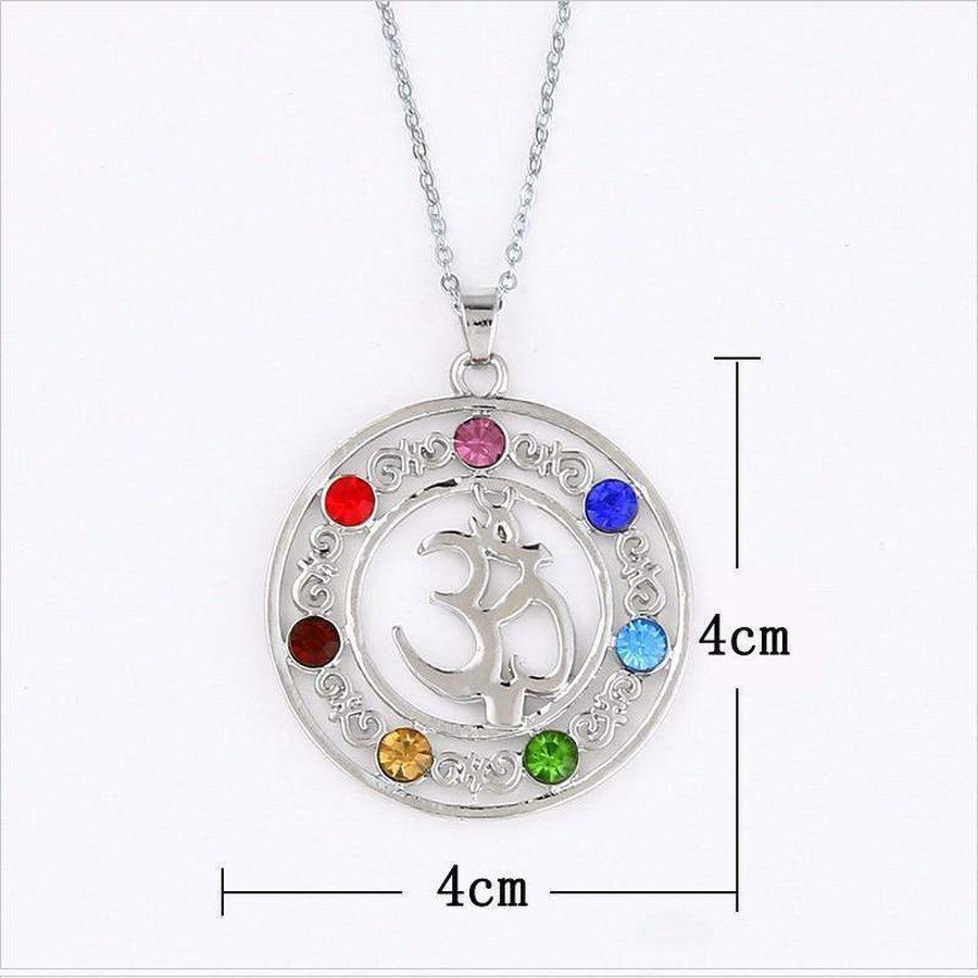 Vue rapprochée des pierres serties sur le pendentif