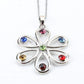 Pendentif en gros plan, mettant en valeur les pierres