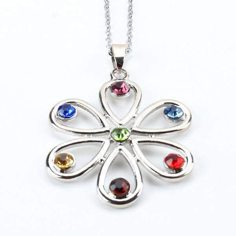 Pendentif en gros plan, mettant en valeur les pierres
