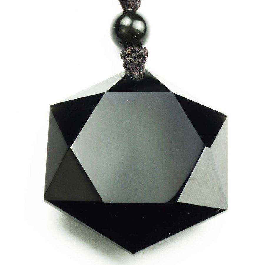 Pendentif étoile en obsidienne noire sur fond blanc