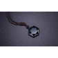 Gros plan sur la texture de l'obsidienne du pendentif