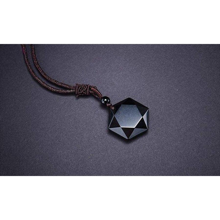 Gros plan sur la texture de l'obsidienne du pendentif