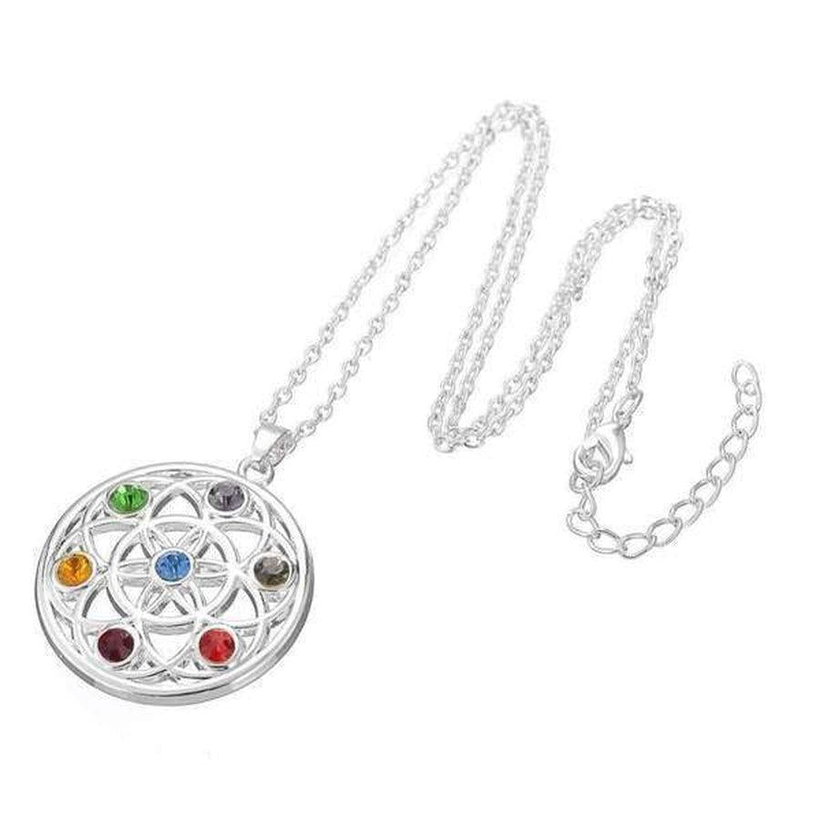 Vue rapprochée du pendentif montrant les sept pierres des chakras