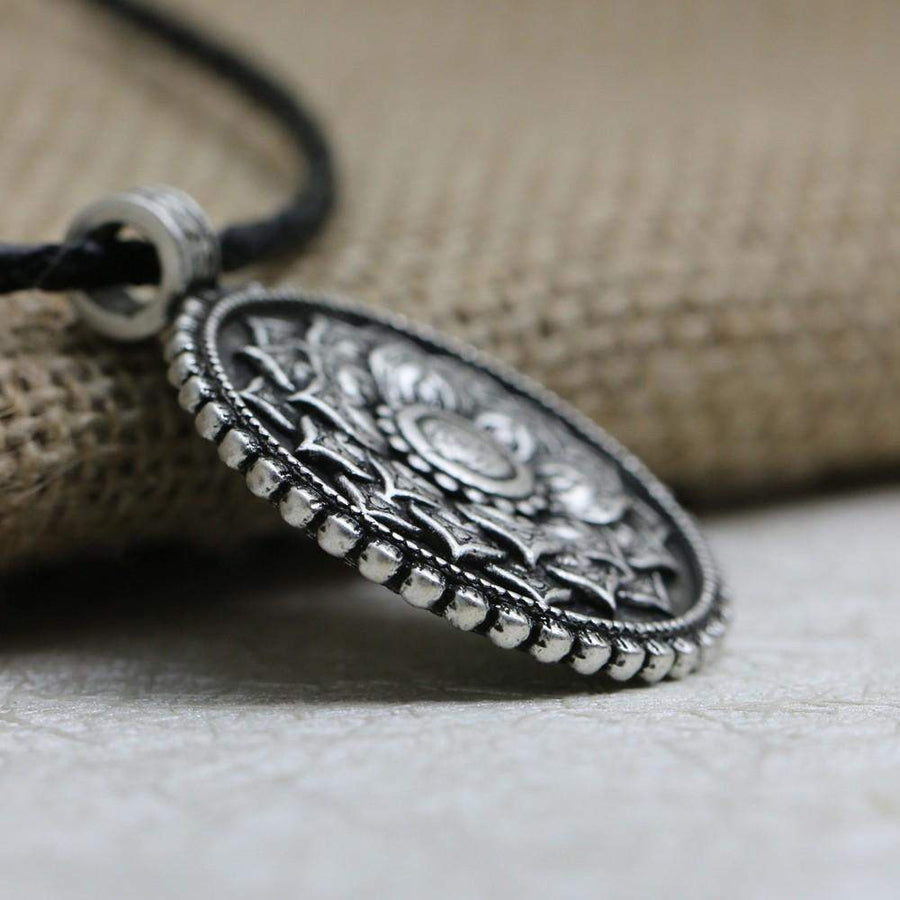 Vue rapprochée du pendentif mandala en argent ancien
