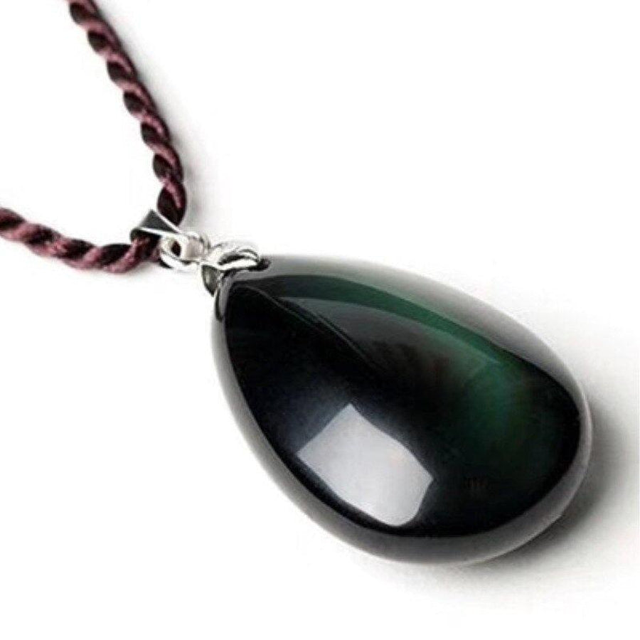 Détail du pendentif obsidienne noire, texture polie et élégante