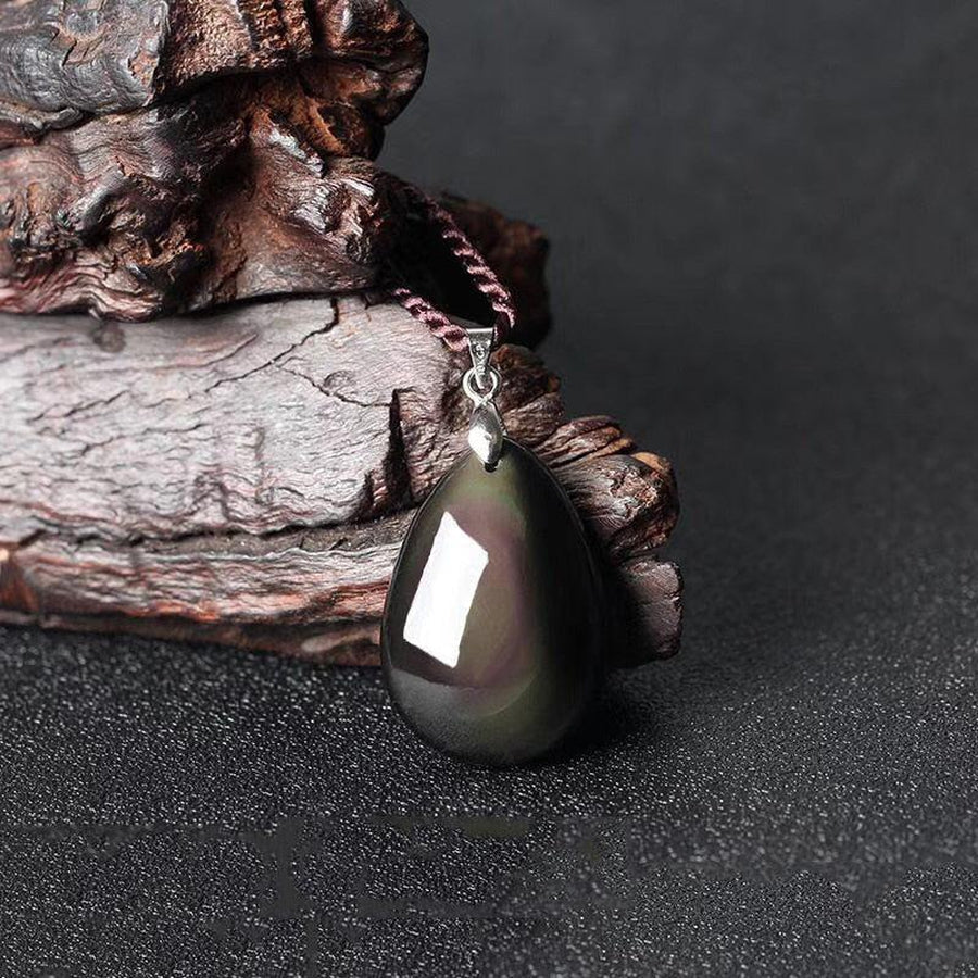 Vue rapprochée du pendentif obsidienne noire, surface lisse