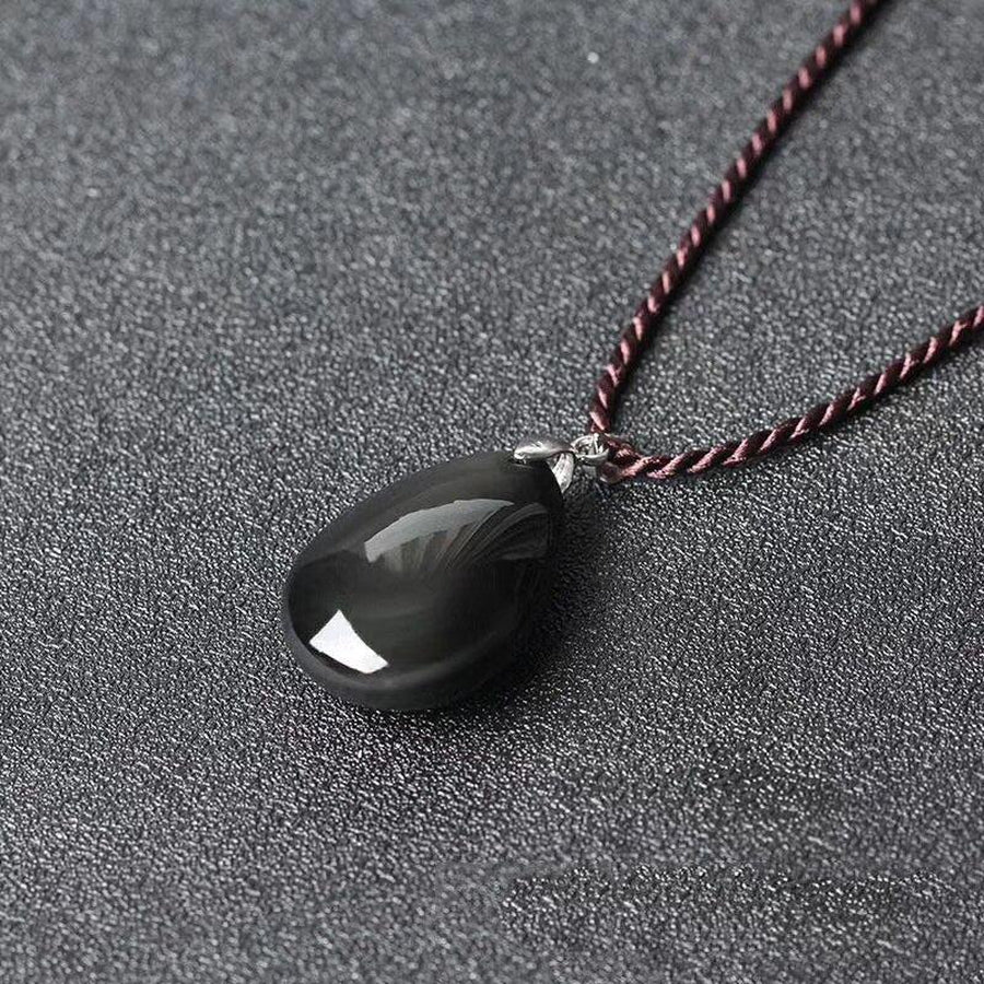 Pendentif obsidienne noire suspendu à une chaîne délicate