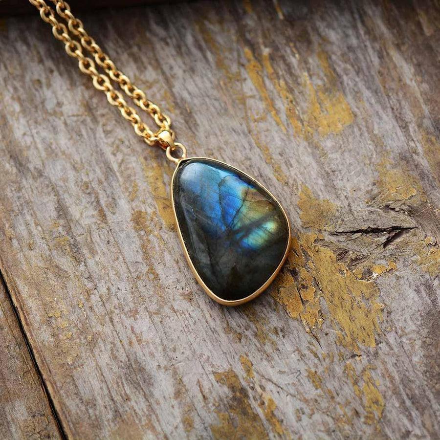 Vue rapprochée du pendentif en forme de larme