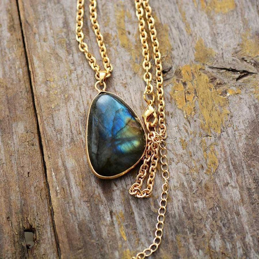 Détails artisanaux du pendentif en labradorite naturelle