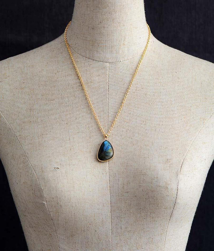 Labradorite taillée à la main avec reflets hypnotiques
