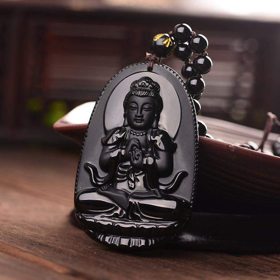 Détail du Bouddha gravé sur l'obsidienne polie