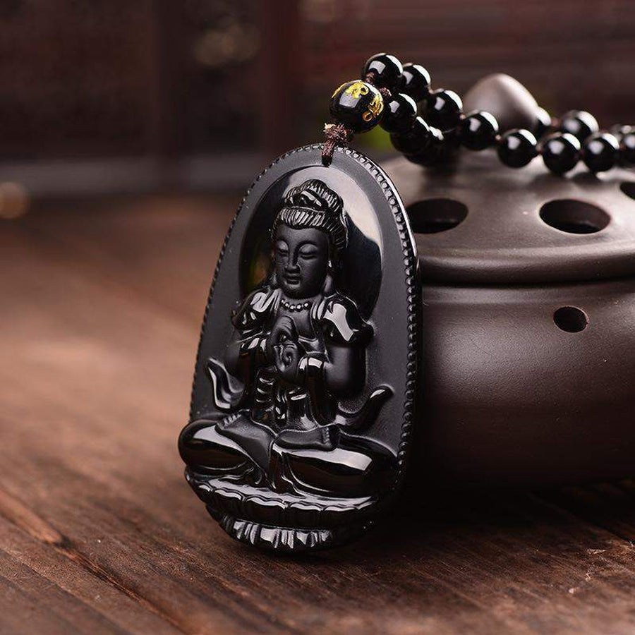 Vue latérale du pendentif en obsidienne noire