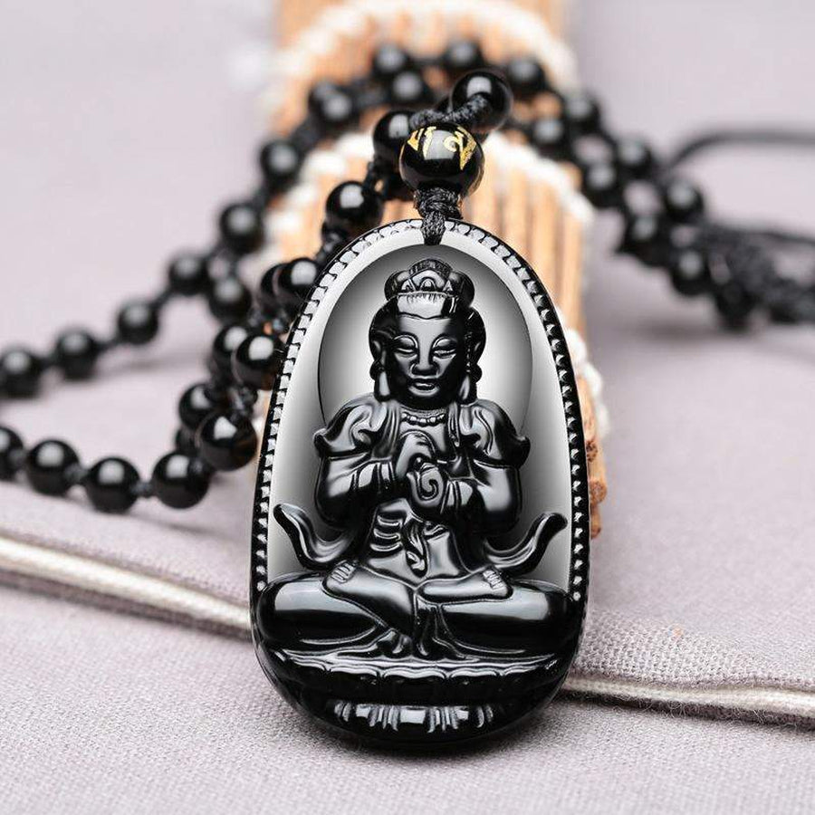 Amulette en obsidienne noire montrant Bouddha en relief