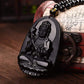 Pendentif obsidienne gravé Mahasthamaprapta en gros plan