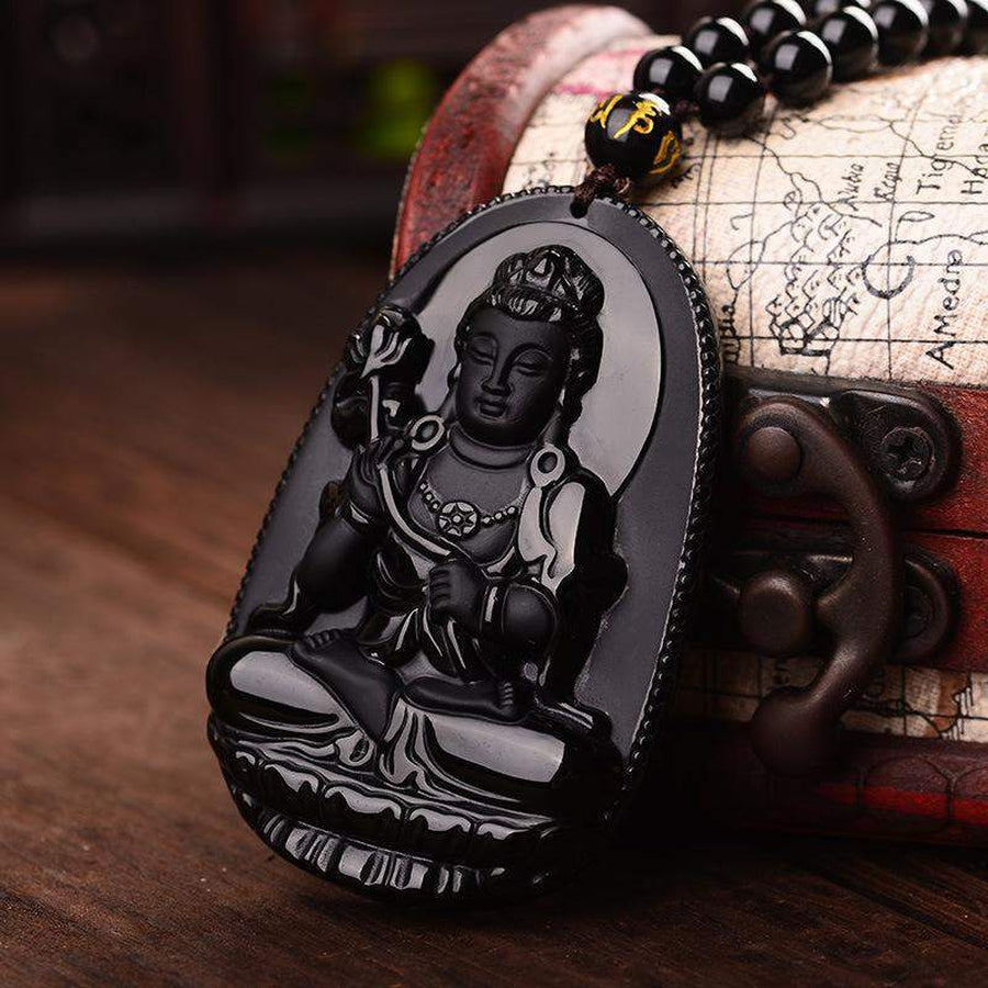 Pendentif obsidienne gravé Mahasthamaprapta en gros plan