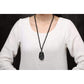 Détail du pendentif obsidienne avec gravure fine