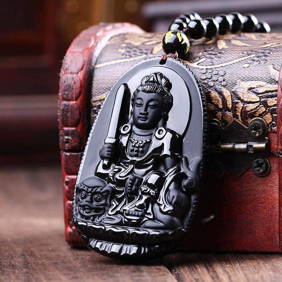 Vue rapprochée du pendentif Bouddha, obsidienne polie
