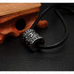 Pendentif en titane avec collier en cuir noir inclus