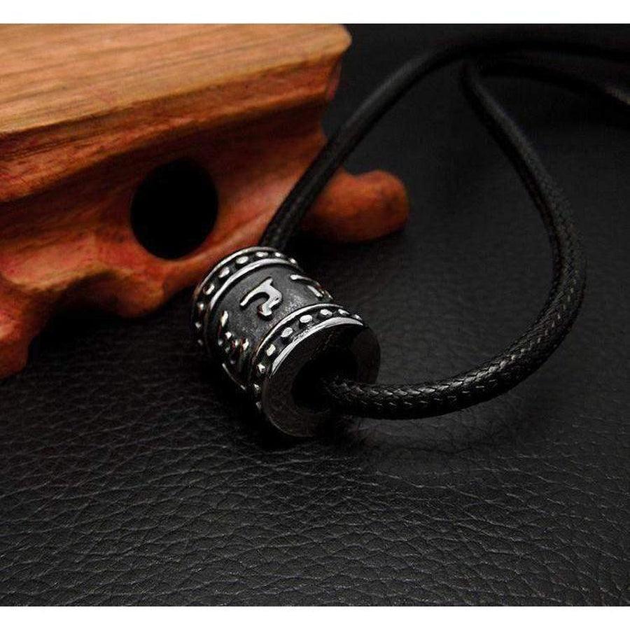 Pendentif en titane avec collier en cuir noir inclus