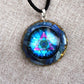 Pendentif cabochon avec kyanite et feuilles d'or en gros plan
